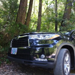 2014-Toyota-Highlander-parking-at-the-Smith-River-CA