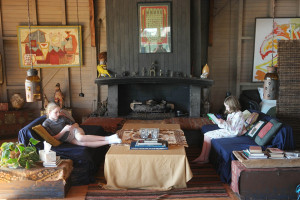Yellow-Ferry-VRBO-Sausalito-Houseboat-Rental_Living-Room